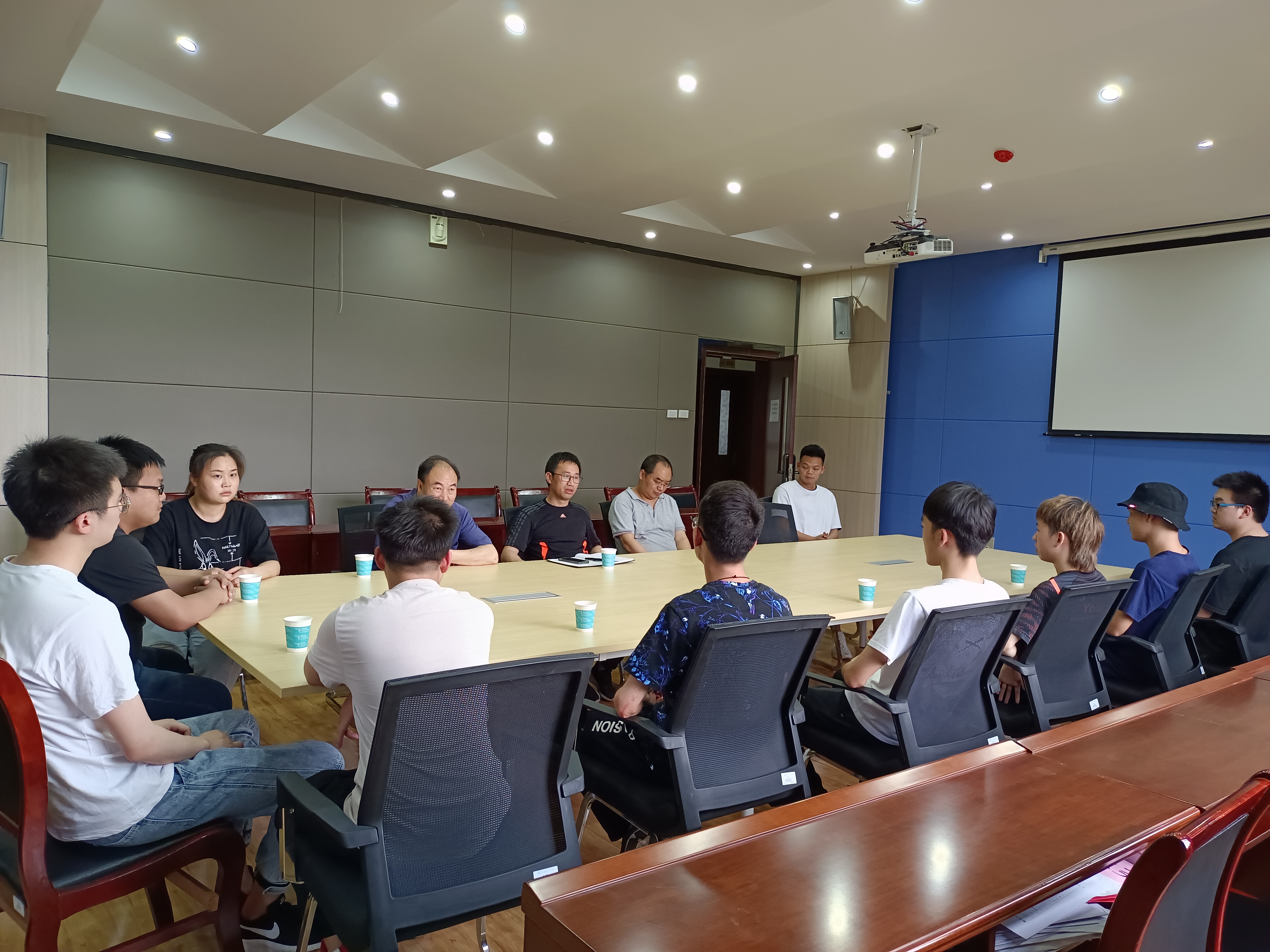 困难学生慰问座谈 (2).jpg